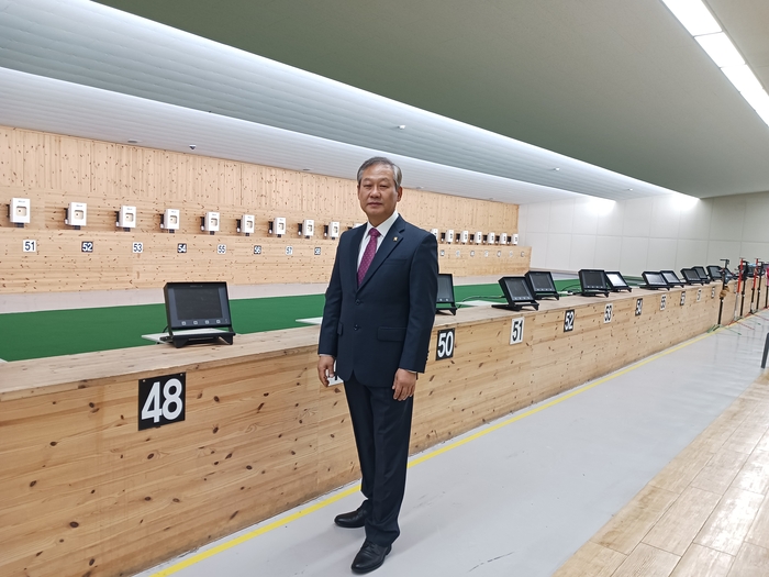 포항사격장의 사대에서 포즈를 취하고 있는 김영석 포항사격연맹 전무. 김기태 기자