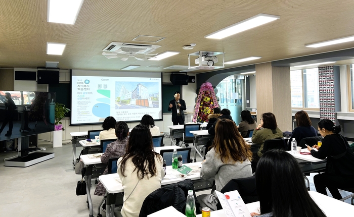 대구 달성군 달성이룸캠프에서 열린 EBS 자기주도학습센터 학부모 설명회에서 한국교육방송공사(EBS) 관계자가 센터 운영 방향과 자기주도학습 모델에 대해 설명하고 있다.<달성군 제공>