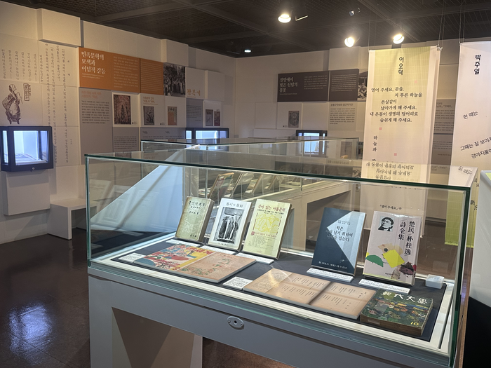 대구문학관 3층 이오덕·박주일 탄생 100주년 특별전 전시 공간.