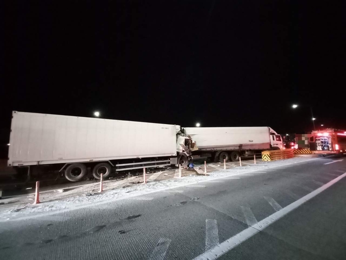 20일 오전 1시48분쯤 구미시 광평동 경부고속도로 서울방향 172km 지점 구미 IC인근에서 11t 윙바디와 8.5t 냉동탑차가 추돌했다.<경북소방본부 제공>