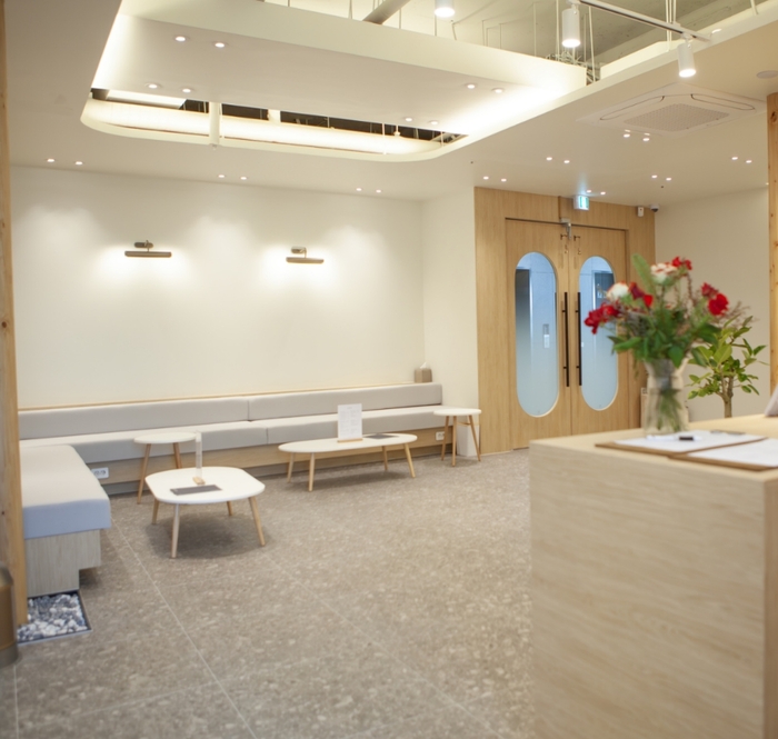 하루두피 대구 수성점 대기 공간. 밝고 개방적인 인테리어와 자연 소재를 활용한 안정적인 동선 설계로, 방문 고객들이 편안한 환경에서 전문 두피 관리 상담과 진단을 받을 수 있도록 구성돼 있다.<하루두피 수성점 제공>