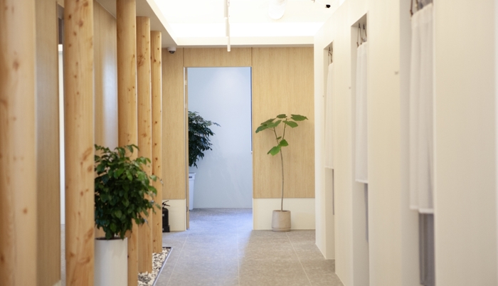 내부 관리 공간으로 이어지는 복도. 원목 기둥과 식물을 배치해 안정감을 높였으며, 독립적인 관리 동선을 통해 고객들이 차분한 환경에서 맞춤형 두피 케어를 받을 수 있도록 설계됐다.<하루두피 수성점 제공>