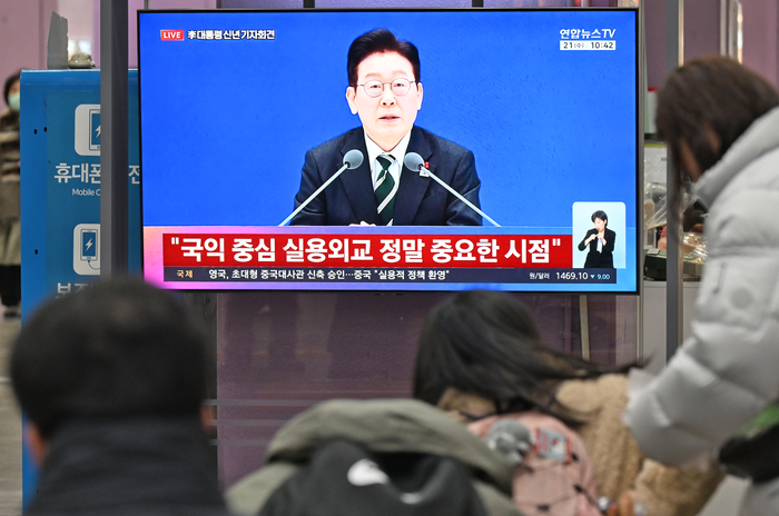 21일 오전 동대구역 맞이방에서 시민들이 이재명 대통령 신년 기자회견 방송을 보고 있다.
이지용기자 sajahu@yeongnam.com