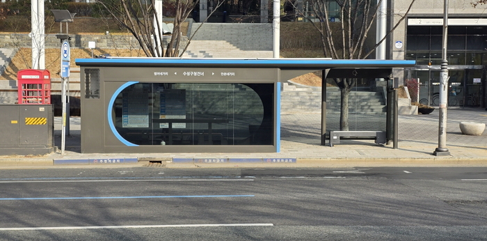 대구 수성구청은 지역 내 주요 거점 12개소에 스마트 안심버스 셸터를 설치했다. <수성구청 제공>