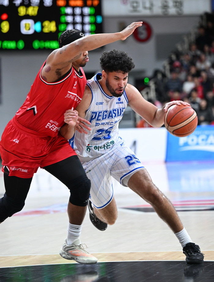 지난 14일 오후 7시 안양 정관장 아레나에서 열린 2025-2026시즌 LG전자 프로농구 대구 한국가스공사 페가수스와 안양 정관장 레드부스터스의 경기에서 보트라이트가 돌파 중이다. <KBL 제공>