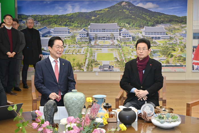 임종식 경북교육감(왼쪽)이 이철우 경북도지사(오른쪽)를 만나 통합 추진 과정에서의 교육 분야 현안을 논의하고 있다. 경북교육청 제공