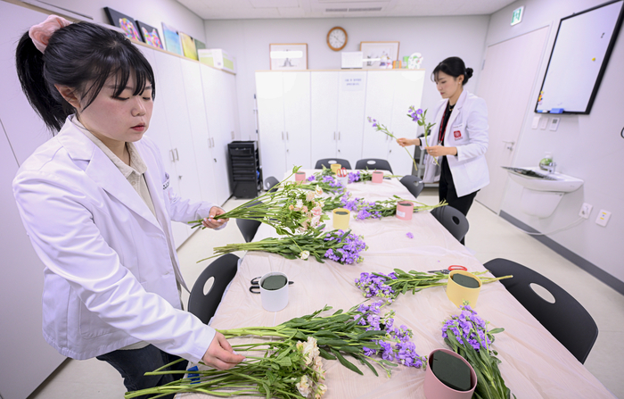 21일 대구 북구 칠곡경북대학교병원 호스피스 병동에서 본보 조윤화 기자가 의료진과 함께 원예요법 프로그램을 준비하고 있다. 원예요법은 환자와 보호자들의 심리적 안정을 돕기 위한 프로그램이다.
이현덕기자 lhd@yeongnam.com