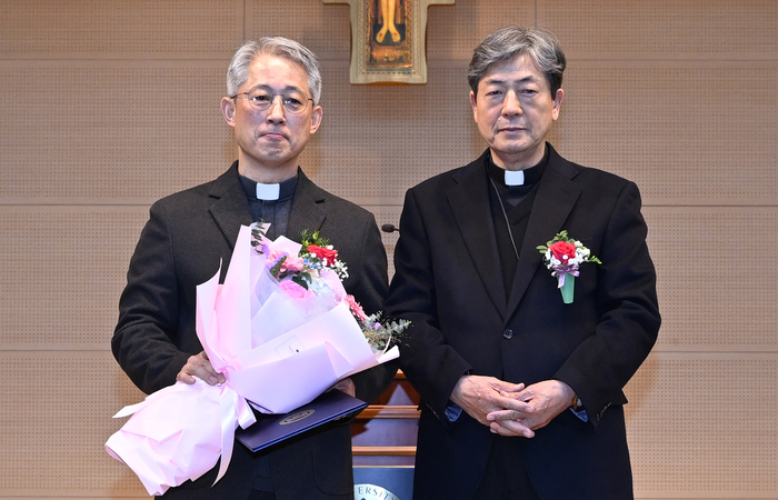 20일 대구가톨릭대의료원 제11대 의료원장 취임식에서 신홍식(왼쪽) 의료원장이 임명장을 받고 조환길 대주교와 기념촬영을 하고 있다.
이윤호기자 yoonhohi@yeongnam.com
