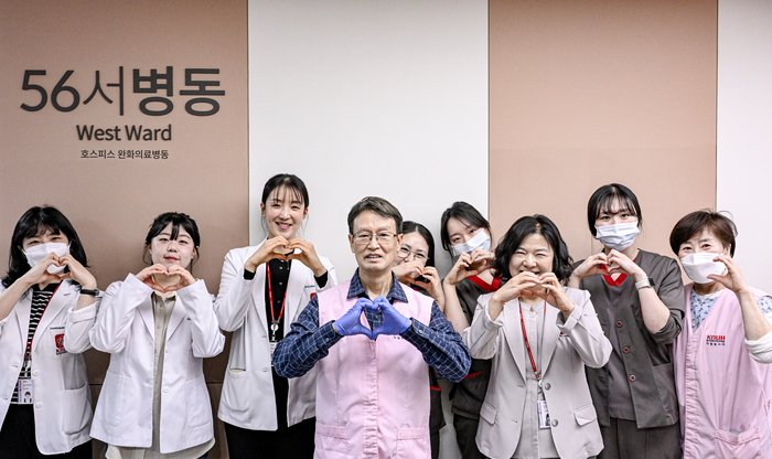 21일 대구 북구 칠곡경북대학교병원 호스피스 병동에서 사회복지사, 간호사, 자원봉사자들이 하트 포즈를 취하고 있다. 이현덕기자 lhd@yeongnam.com