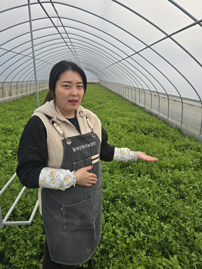 청년창업농 김연실 대표가 지난 19일 대구 달성군 자신의 비닐하우스에서 미나리 재배 과정을 설명하고 있다. 김현목 기자