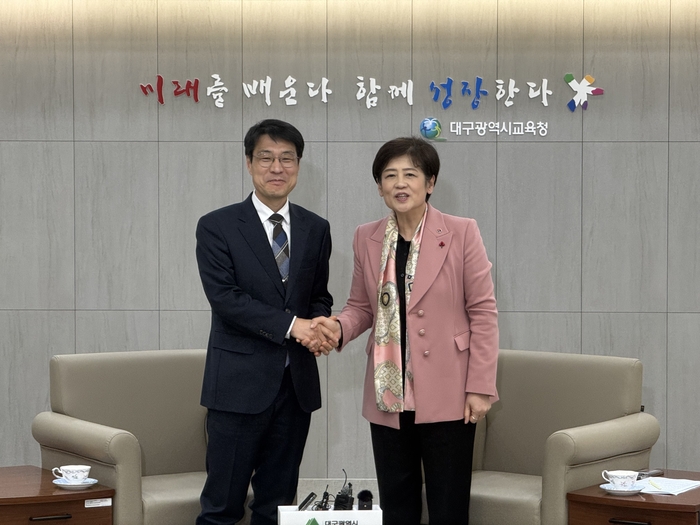 21일 오후 대구시교육청을 방문한 김정기 대구시장 권한대행이 강은희 대구시교육감과 악수를 나누고 있다. 김종윤기자 bell08@yeongnam.com