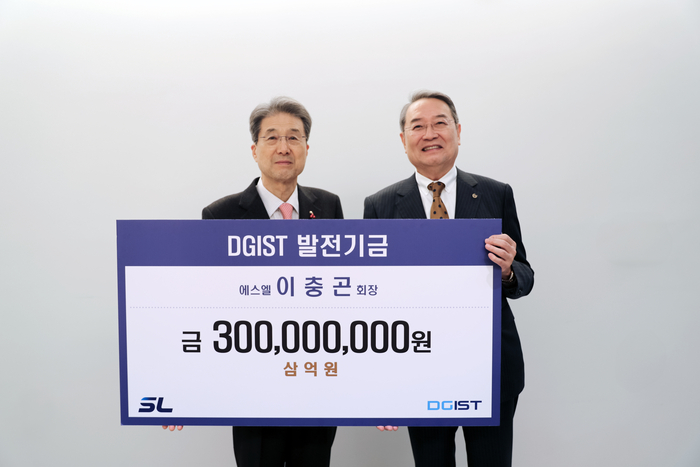 지난 19일 DGIST에 발전기금 3억원을 기부한 에스엘 이충곤 회장(DGIST 발전재단 초대 이사장·왼쪽)이 이건우 DGIST 총장과 함께 기념사진을 찍고 있다. <DGIST 제공>