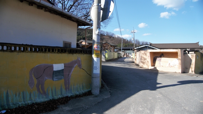 안곡은 조선시대 안곡역이었다. 영남의 상인들과 과거를 보러 가는 선비들, 부임해 오던 관리들이 이 마을에서 말의 짐을 풀고 편히 쉬어갔다고 안실이라고 부른다.