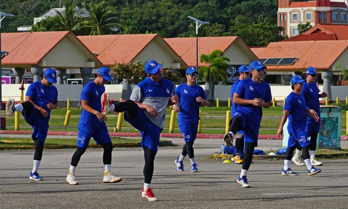 지난해 1차 스프링캠프지인 괌에서 몸을 풀고 있는 삼성 라이온즈 선수들. <삼성 라이온즈 제공>