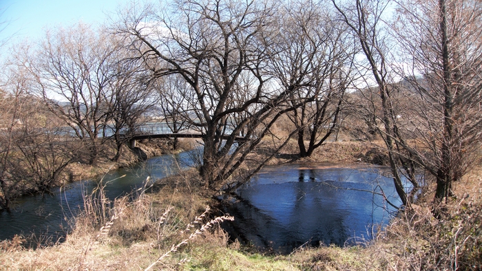 안곡리에서 시작된 대천이 저수지로 흘러든다. 물길 주변은 무을테마생태공원으로 돌탑과 바람개비 공원, 솟대공원, 은행나무길, 금강송나무길, 단풍나무길 등이 소소하게 이어진다.
