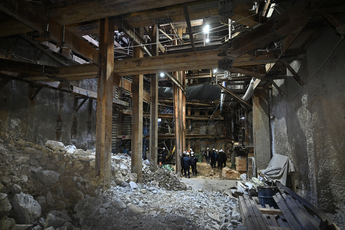22일 오후 대구 도시철도 2호선 만촌역 지하연결통로 건설현장에서 작업자가 굴착하고 있다.
이윤호기자 yoonhohi@yeongnam.com