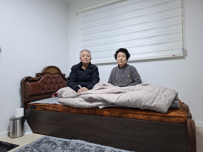 지난해 3월 경북 초대형 산불로 집을 잃은 의성군 단촌면 구계2리 김시박 어른신(80) 부부가 임시주택에서 이불을 덮고, 혹한의 겨울을 이겨내고 있다. 마창훈 기자