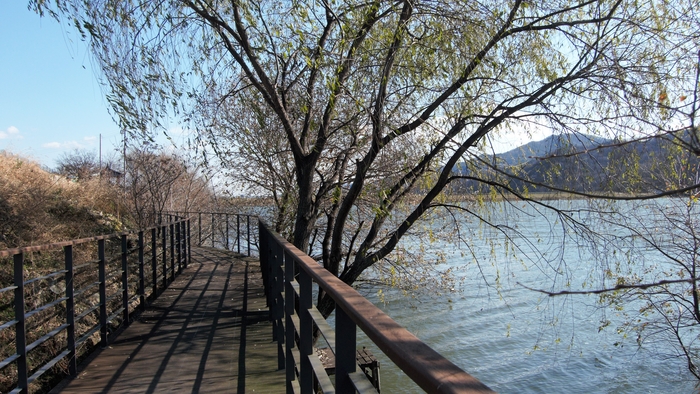 무을저수지 주변에 조성된 둘레길은 쉬엄쉬엄 산책하기에 그만이다.