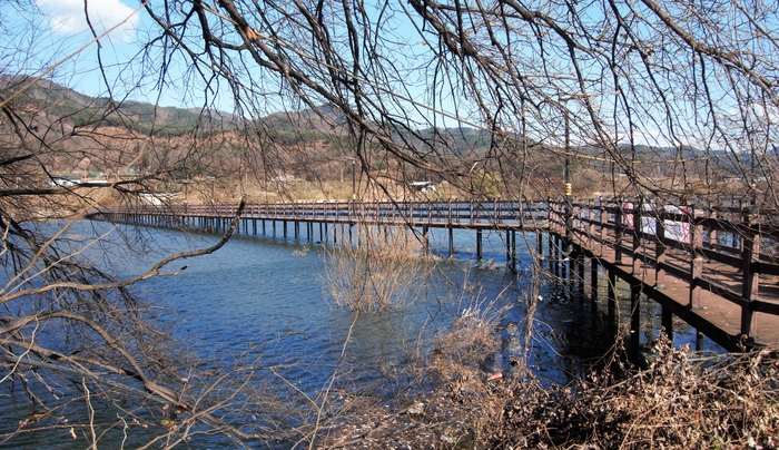 저수지 주변에는 산책하기 좋은 둘레길이 조성되어 있다. 전체 3.5㎞로 거리도 적당하고 길도 순하다.