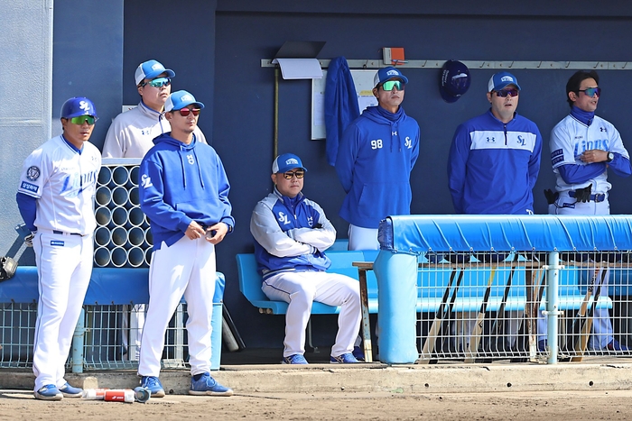 지난해 일본 오키나와 스프링캠프에서 연습경기를 지켜보고 있는 박진만 감독 및 코칭 스텝들. <삼성 라이온즈 제공>