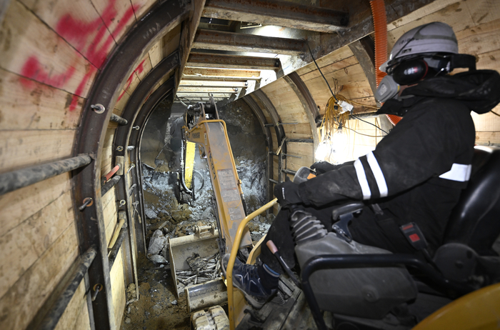 22일 오후 대구 도시철도 2호선 만촌역 지하연결통로 건설현장에서 작업자가 굴착하고 있다.
이윤호기자 yoonhohi@yeongnam.com