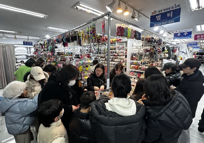 지난 23일 오전 대구 서문시장을 찾은 시민들이 최근 유행 중인 볼꾸(볼펜 꾸미기)를 위해 파츠를 고르고 있다. 박지현 기자 lozpjh@yeongnam.com