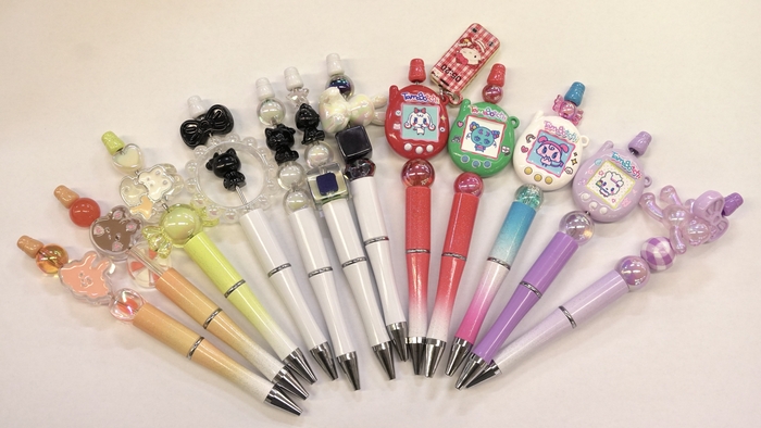 볼꾸(볼펜 꾸미기)12개를 직접 해봤다. 총 가격은 2만5천500원으로 평균 2천150원 정도다. 박지현 기자 lozpjh@yeongnam.com