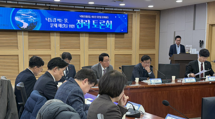 23일 국회 의원회관에서 열린 낙동강 먹는 물 문제 해결을 위한 전략 토론회가 열리고 있는 모습. 정재훈기자 jjhoon@yeongnam.com