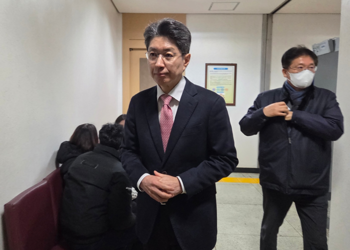 공직선거법 위반 혐의로 벌금 90만원을 선고받은 정장수 전 대구시 경제부시장이 23일 대구지법을 떠나고 있다.  최시웅기자