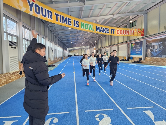 지난 23일 예천육상실내훈련장에서 국가대표 후보 선수들이 구슬땀을 흘리며 막바지 훈련에 집중하고 있다. <장석원기자 history@yeongnam.com>