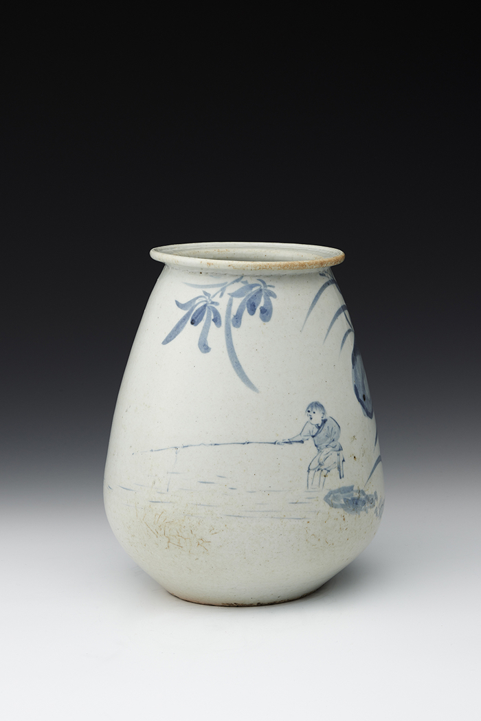 백자청화동자조어문병 <ⓒ간송미술문화재단, 대구간송미술관 제공>