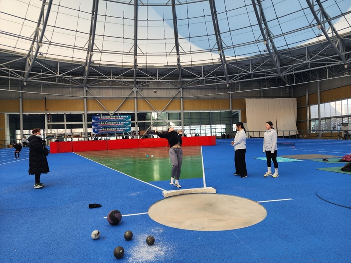 지난 23일 예천 육상실내훈련장 트랙 한편에서 포환 선수들이 투척 연습을 하고 있다. <장석원기자 history@yeongnam.com>