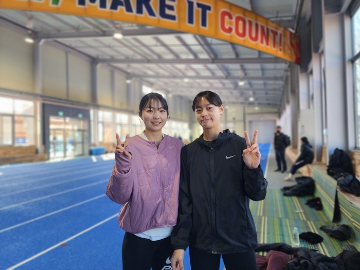 지난 23일 예천 육상실내훈련장에서  100m 단거리 기대주로 꼽히는 서울 구로고 권예은(왼쪽)과 경북체고 서예림이 서로를 격려하며 훈련에 임하고 있다. <장석원기자 history@yeongnam.com>