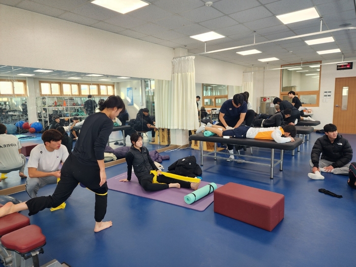 지난 23일 예천육상실내훈련장 물리치료실에서 선수들이 재활 트레이너로부터 치료를 받고 있다. <장석원기자 history@yeongnam.com>
