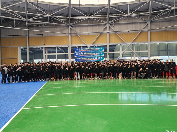 지난 6일 대한육상연맹 국가대표 후보·청소년·꿈나무 단거리 선수단 106명이 예천육상실내훈련장에서 동계합숙 훈련에 앞서 화이팅을 외치고 있다. <장석원기자 history@yeongnam.com>