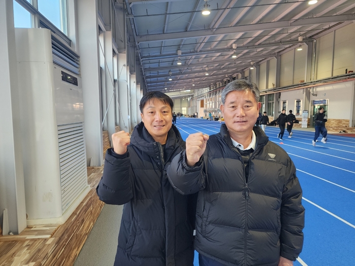 지난 23일 예천 육상실내훈련장에서 최인해(오른쪽) 대한육상연맹 부회장이 김경출 국가대표 후보 감독과 올해 좋은 성적을 거둘 것을 다짐하며 화이팅 하고 있다. <장석원기자 history@yeongnam.com>