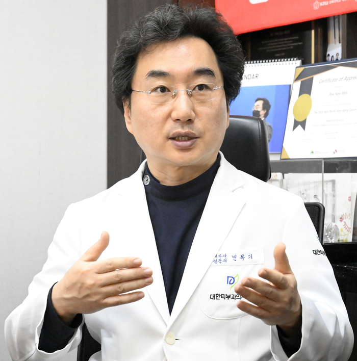 민복기 대구시의사회장이 지역 필수의료 강화 방안에 대해 인터뷰에 앞서 포즈를 취하고 있다.<영남일보 DB>