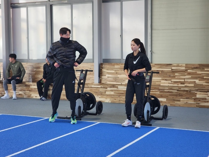 지난 23일 예천 육상실내훈련장에서 부산 연제구청 소속 장대높이뛰기 진민섭 선수(왼쪽)가 동료 후배와 저항 장비를 착용하고 스타트 반응과 초기 가속 동작을 정밀하게 다듬고 있다. <장석원기자 history@yeongnam.com>