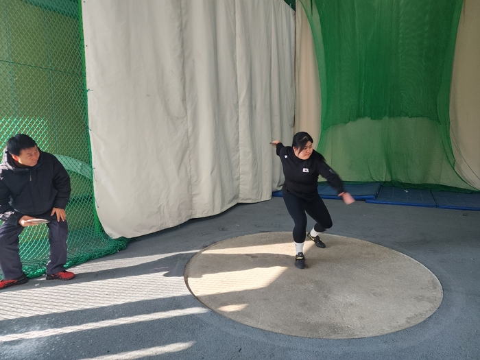 지난 23일 전북 익산 이리공고 최진엽 감독이 원반던지기 김나현 선수의 투척 훈련을 지도하고 있다.  <장석원기자 history@yeongnam.com>