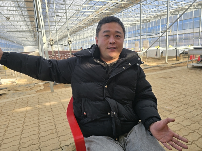황희재 씨가 지난 22일 대구 달성군 하빈면 자신의 비닐하우스에서 그동안 자신이 겪었던 농사에 대해 이야기 하고 있다. 김현목 기자