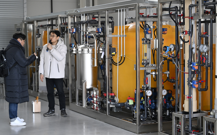 23일 오후 대구 달성군 국가물산업클러스터에서 관계자가 정수·재이용 실증화시설에 대해서 설명하고 있다.
이윤호기자 yoonhohi@yeongnam.com