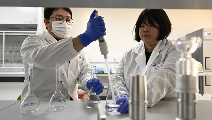 23일 오후 대구 달성군 국가물산업클러스터 실험실에서 연구원들이 수질분석을 하고 있다.
이윤호기자 yoonhohi@yeongnam.com