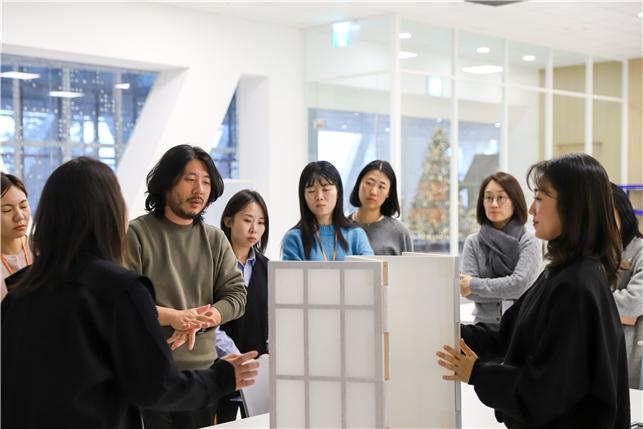 대구간송미술관 관계자들이 대구미술관 학예인력을 대상으로 고서화 관리 교육을 진행하고 있다.<대구간송미술관 제공>