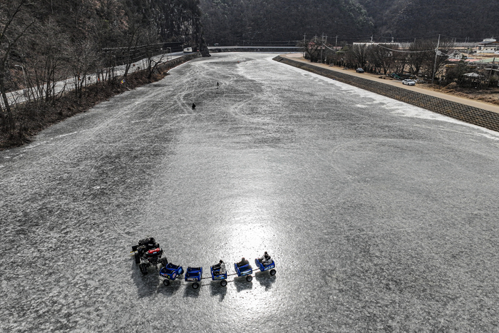 [포토뉴스] 얼음 축제 취소된 암산유원지, 뒤늦은 한파에 꽁꽁