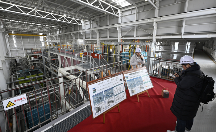 23일 오후 대구 달성군 국가물산업클러스터에서 관계자가 재이용실증플랜트에 대해서 설명하고 있다.
이윤호기자 yoonhohi@yeongnam.com