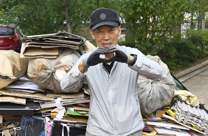 폐지 줍는 교장으로 알려진 김종태(78)씨가 영남일보와 인터뷰에서 폐지를 주워 기부를 하게 된 계기를 말하고 있다. 이윤호기자 yoonhohi@yeongnam.com