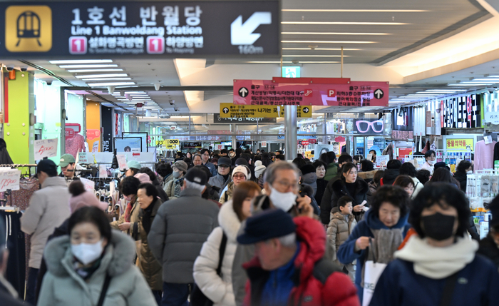 [포토뉴스]한파에 시민들로 붐비는 대구 중구 반월당지하상가