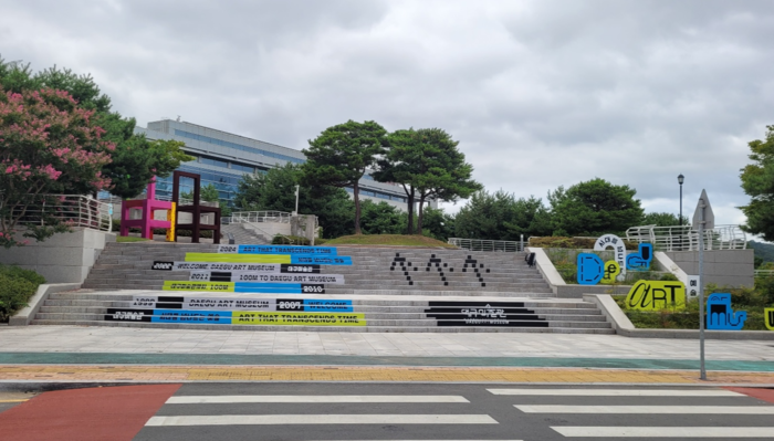 대구간송미술관에서 바라본 대구미술관 전경. 두 미술관 사이를 오가는 계단에 적힌 시대를 넘나드는 예술-ART THAT TRANSCENDS TIME이라는 문구는 고전과 현대를 품은 양 미술관의 정체성을 상징한다.<영남일보DB>