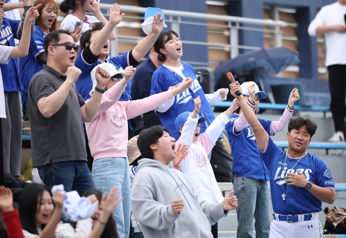 지난 2024년 일본 오키나와 스프링캠프 팬 투어 참가자들 모습. <삼성 라이온즈 제공>
