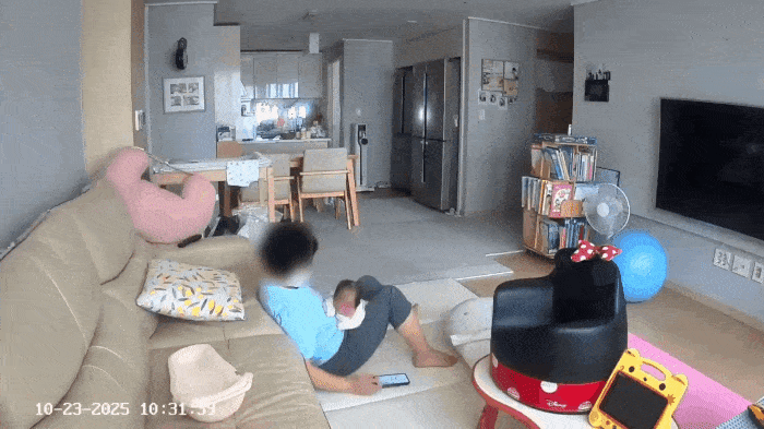 추가로 공개된 산후도우미 신생아 학대 모습. 온라인 커뮤니티 보배드림